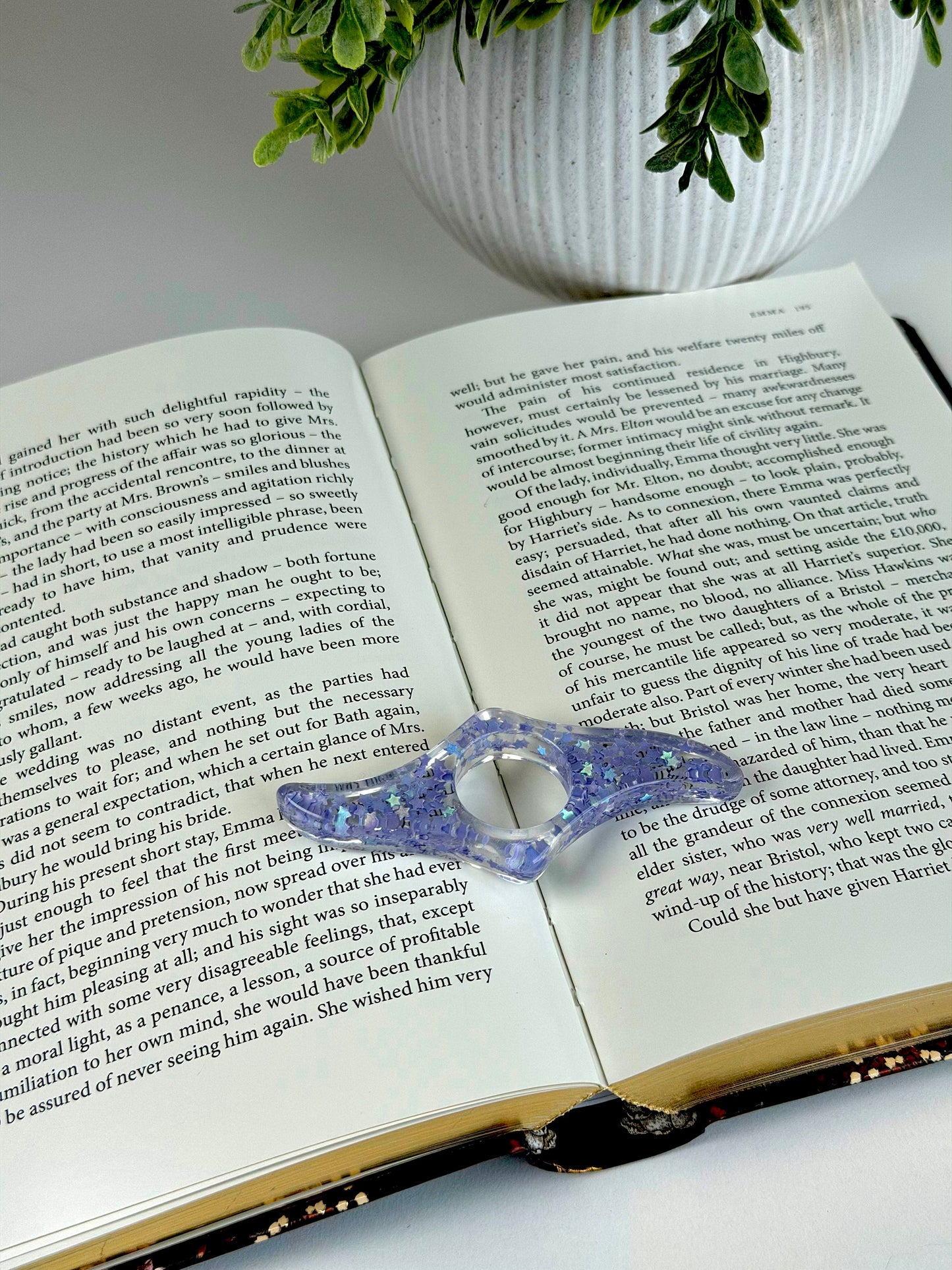Acrylic Page Holder – Wave Shape Glitter Thumb Book Holder for Easy One-Hand Reading