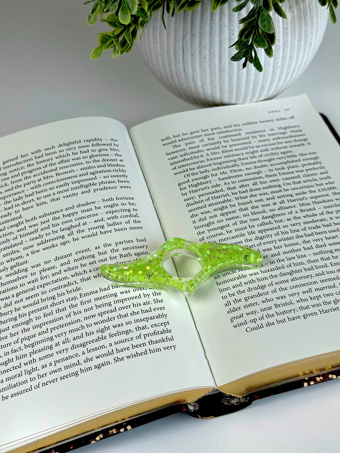 Acrylic Page Holder – Wave Shape Glitter Thumb Book Holder for Easy One-Hand Reading