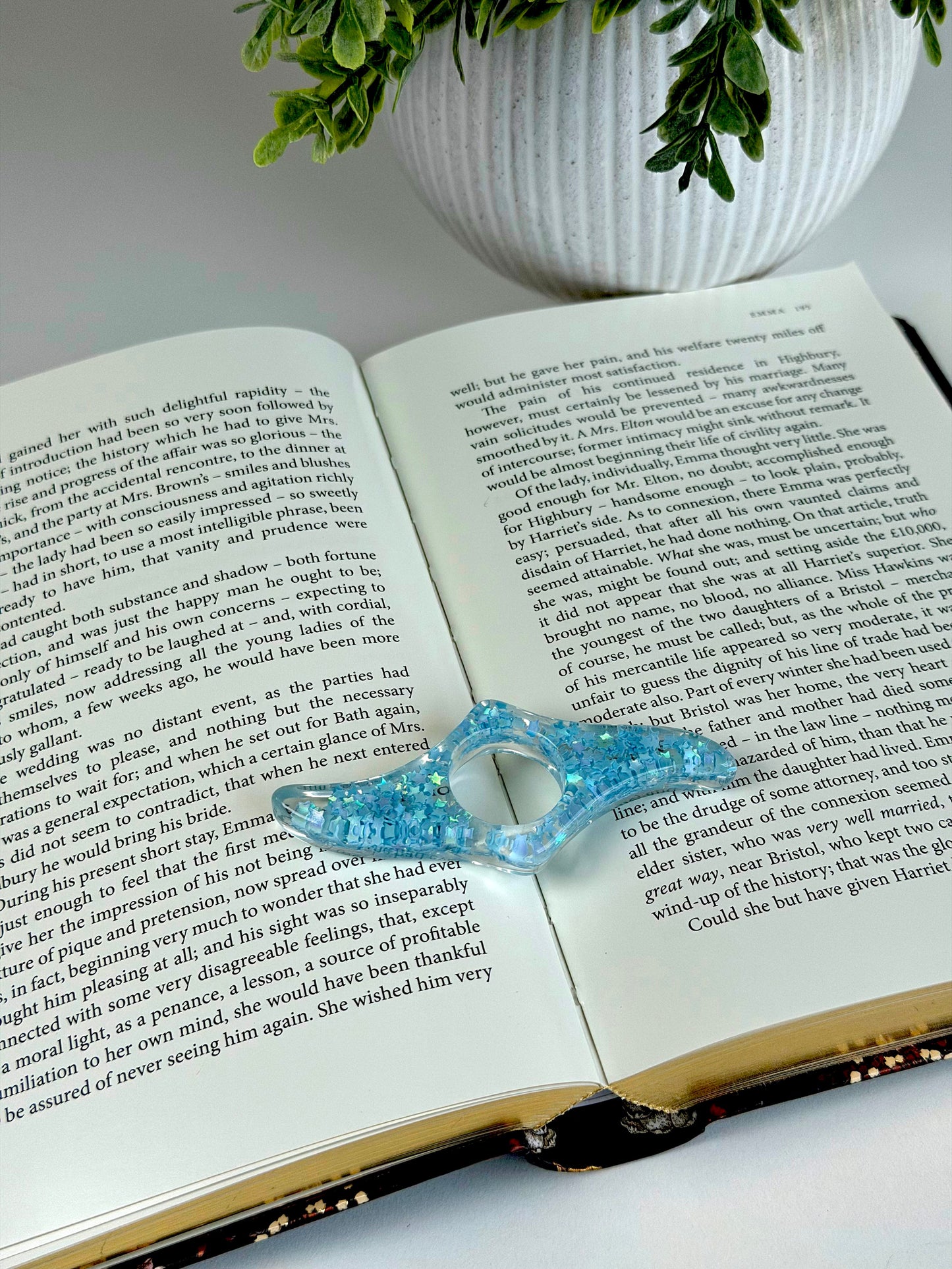 Acrylic Page Holder – Wave Shape Glitter Thumb Book Holder for Easy One-Hand Reading